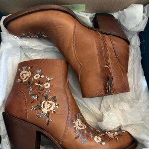 NEVER WORN Embroidered Brown Leather Boots